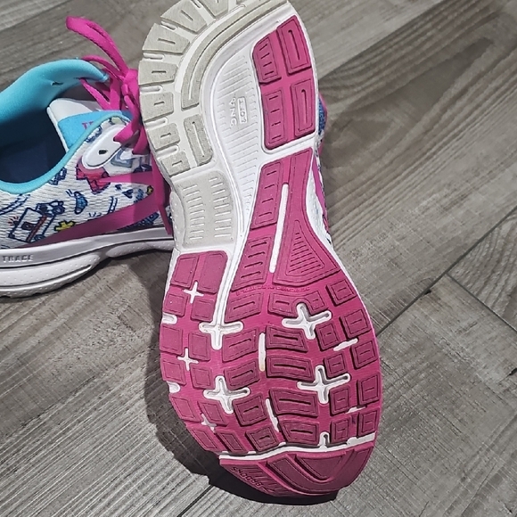 Brooks White and Pink Medical Athletic Shoes - Picture 8 of 8